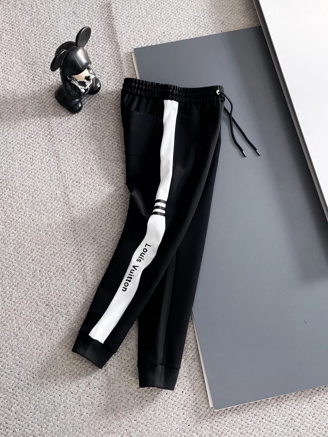 🅿️720 LV hot-selling suit is coming. Focus on the original version of the official website. 2025 new hot-selling cardigan suit. The original order is the best. 🇭🇰The meticulous work of top designers. It has a fitting and perfect upper body effect. All-natural high-quality Tencel Roman cotton 100%, close-fitting comfort, noble and elegant! Original hardware embodies elegance and nobility! Counter size: M-3XL (maximum wear up to 190 pounds)